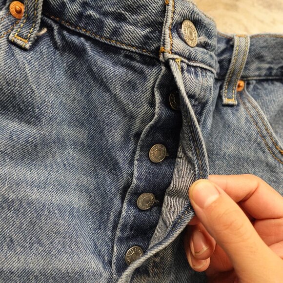 Levi’s 501 Premium Cutoff Denim Shorts Women’s W32 Medium Wash Raw Hem - Picture 2 of 13